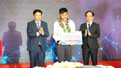 Đại học Đà Nẵng vinh danh 9 thủ khoa và trao nhiều học bổng