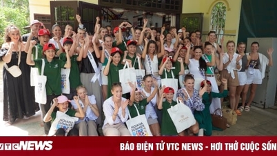 Đoàn Hoa hậu Hoàn vũ Australia 2024 tham quan phố cổ Hội An