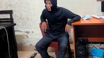 Bank robber caught red-handed while committing the crime