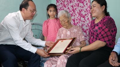 Lãnh đạo TP HCM thăm, chúc Tết người có công, người cao tuổi, dân tộc thiểu số và trẻ em mồ côi