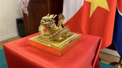 ការផ្ទេរត្រាមាសរបស់អធិរាជជាផ្លូវការពីប្រទេសបារាំងទៅកាន់ប្រទេសវៀតណាមបន្ទាប់ពីការចរចាធ្វើមាតុភូមិនិវត្តន៍រយៈពេលមួយឆ្នាំ