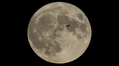 A cave discovered on the Moon that could be used as a shelter