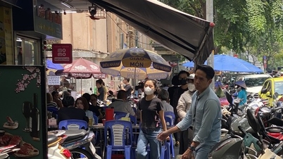 Still encroaching on lines and occupying sidewalks on the pilot toll road in Ho Chi Minh City