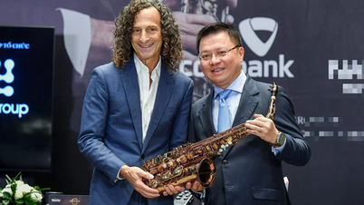 What did Kenny G reveal about his long curly hair and plans to explore Vietnam?