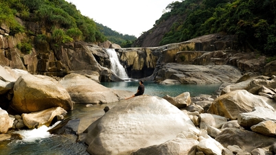 Du khách trèo đá, lội suối, chinh phục ‘bể bơi lộ thiên’ đẹp lạ ở Phú Yên