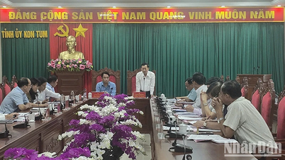 ចុះពិនិត្យការងារកសាងបក្សនៅខេត្តកំពង់ធំ
