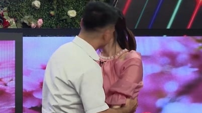 Chàng trai Đồng Nai đòi cưới sớm, không ngại hôn má cô gái gặp lần đầu