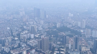 Đầu giờ chiều, bầu trời Hà Nội vẫn chìm trong sương mù