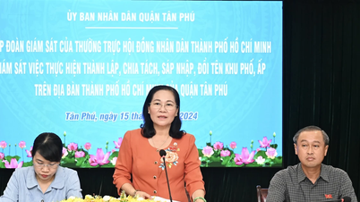 ប្រធានក្រុមប្រឹក្សាប្រជាជនទីក្រុងហូជីមិញ Nguyen Thi Le៖ រង្វាន់ទាន់ពេលវេលា និងការដឹងគុណចំពោះបុគ្គលដែលធ្វើការក្នុងសង្កាត់ និងក្រុមលំនៅដ្ឋាន។