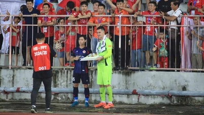 Goalkeeper Nguyen Filip's thoughts after 'dropping' his birthday present in his father's hometown Hai Phong