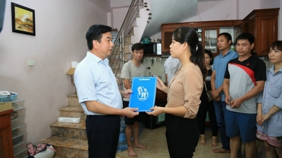 Hanoi Moi Newspaper gives gifts to support overcoming the consequences of the fire in Thanh Xuan district