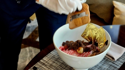 A bowl of pho plated with gold costs 4 million VND in the tallest building in Ho Chi Minh City