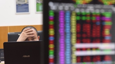 Major shareholders and business leaders are aggressively 'dumping' stocks