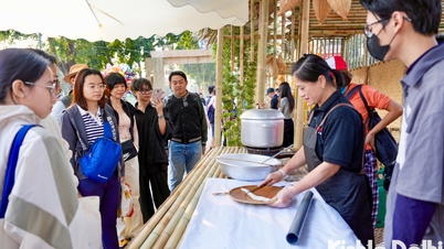 ស្ទះ​ចរាចរណ៍​លើ​ដងផ្លូវ​ដោយសារ​មាន​មនុស្ស​រាប់ពាន់នាក់​មក​ចូលរួម​ពិធីបុណ្យ​