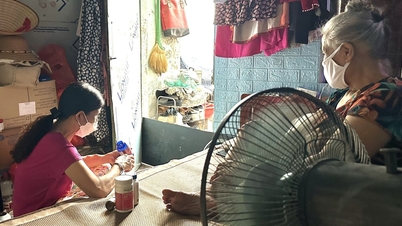 Xóm chạy thận trong cái nóng 40 độ