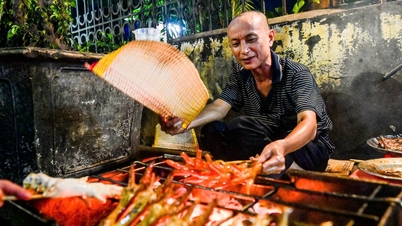 El restaurante de patas de pollo a la parrilla en Nam Dinh ha sido popular durante 29 años y los clientes están dispuestos a esperar durante horas.