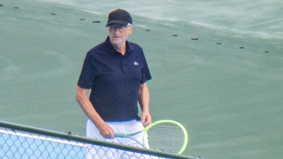 Bill Gates và bạn gái chơi tennis ở Đà Nẵng