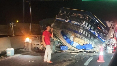Xe tải nổ lốp bị ô tô phía sau húc biến dạng trên cao tốc Mai Sơn - Quốc lộ 45