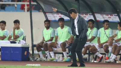 Cận cảnh hai phong cách, thần thái trái ngược của ông Troussier và Shin Tae-yong trên sân Mỹ Đình