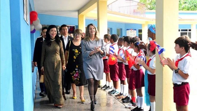 Phu nhân Ngô Phương Ly và phu nhân Lis Cuesta Peraza thăm Trường tiểu học Võ Thị Thắng