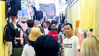 Tiểu thương 'thiên đường hàng hiệu' Saigon Square nhốn nháo đóng quầy né quản lý thị trường
