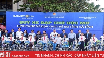 Bao Viet Life ប្រគល់អំណោយ និងកង់ 100 ដល់សិស្ស និងអតីតយុវជនស្ម័គ្រចិត្តនៅ Ha Tinh