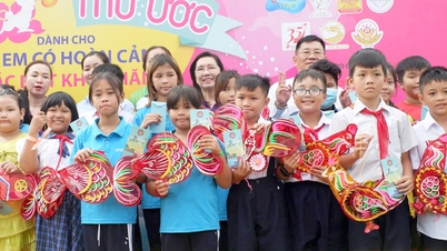 ព្រះច័ន្ទនៃសេចក្តីស្រឡាញ់ស្វែងរកជីវិតដ៏លំបាក