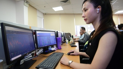 Lý do nhà đầu tư chứng khoán theo sát giá USD tự do