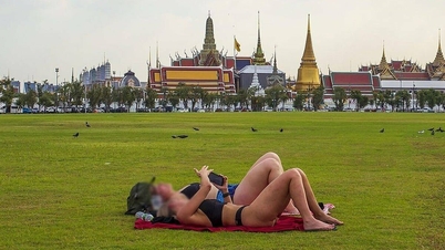 Du khách tắm nắng trước cung điện gây bức xúc ở Thái Lan