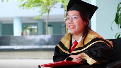 Girl with spinal muscular atrophy graduates from university with honors