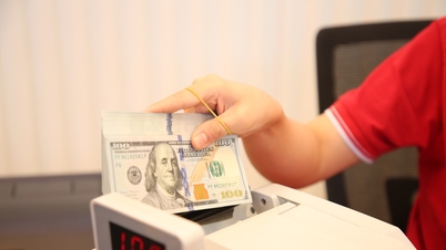 Giá USD bán ra tại ngân hàng lên gần 24.400 đồng/USD