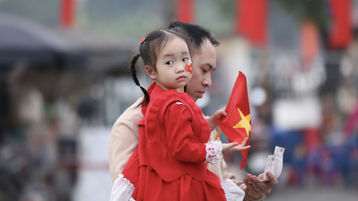 CĐV nhí 'tiếp lửa' cho Việt Nam đấu Singapore, Quang Hải cũng đón fan đặc biệt