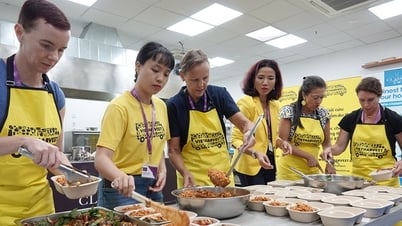 Gia đình ngoại giao làm từ thiện