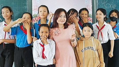 គ្រូវ័យក្មេង១០ឆ្នាំជួយសិស្សចូលរៀន