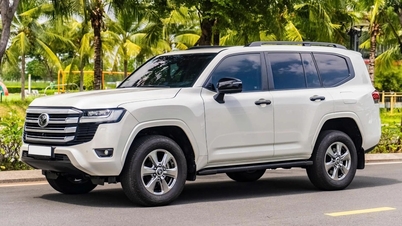 Toyota Land Cruiser 3 năm tuổi tại Việt Nam bán lại vẫn đắt hơn xe mới
