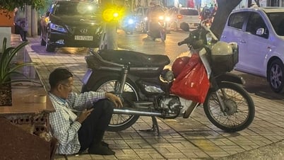 Những phận người tất bật mưu sinh trong đêm Giao thừa