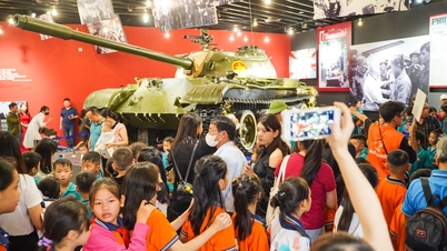 Crowds of people flock to visit the Vietnam Military History Museum