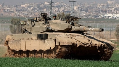 Israeli tanks surround hospital in Hamas stronghold