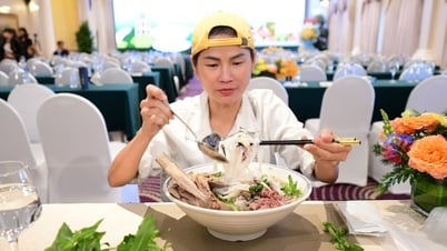 អ្នកលេង YouTuber ជនជាតិរុស្សី Sumo យកឈ្នះ Giant Bowl of Pho នៅ 12-Course Pho Buffet