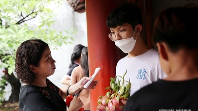 Candidates brave the rain to go to the Temple of Literature to pray for luck before the high school exam