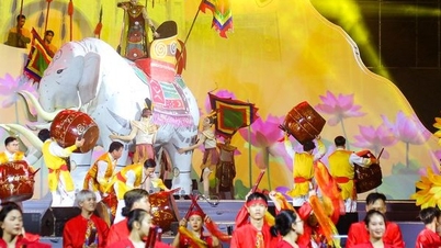 ハイバチュン寺院は祭りの初日の夜に明るく輝く