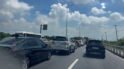 Traffic jam on the Ho Chi Minh City - Long Thanh highway