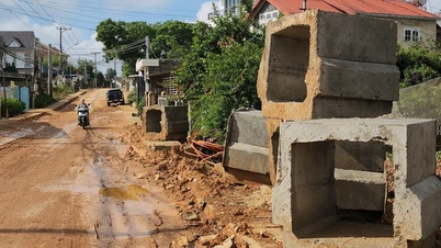 ផ្លូវ​ដែល​កំពុង​សាងសង់​ជួប​នឹង​ភ្លៀង​ធ្លាក់​ខ្លាំង​ធ្វើ​ឱ្យ​ការ​ធ្វើ​ដំណើរ​ជួប​ការ​លំបាក
