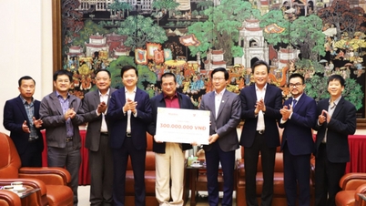 កាសែត Nhan Dan ផ្តល់អំណោយ Tet ដល់គ្រួសារគោលនយោបាយនៅ Hung Yen