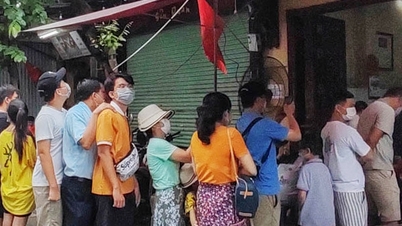 Xếp hàng 30 phút chờ ăn phở ở Hà Nội, có &amp;amp;apos;khổ vì miếng ăn&amp;amp;apos;?