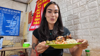 ភ្ញៀវ​ទេសចរ​លោក​ខាង​លិច​ទទួល​ទាន​អាហារ​ពេញ​៣​មុខ​នៅ​ទីក្រុង​ហាណូយ​ក្នុង​តម្លៃ​១៣៥.០០០ដុង បង្ហាញ​មុខ​ម្ហូប​ដ៏​ល្អ​បំផុត។