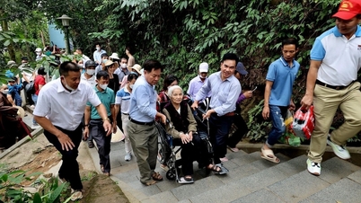 Cảm động hai con khiêng mẹ già 87 tuổi lên núi dâng hương Đền Hùng