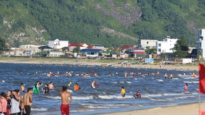 Du khách về biển Thiên Cầm 'giải nhiệt'