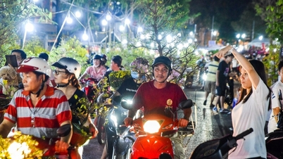 មនុស្ស​រាប់​ពាន់​នាក់​នៅ​ពេញ​មួយ​យប់​ដើម្បី​ចូល​រួម​នៅ​ផ្សារ​និទាឃ​រដូវ​ដើម្បី​ទិញ​ទំនិញ​សម្រាប់​បុណ្យ​តេត