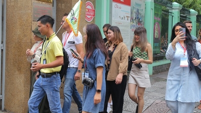 អ្នកទេសចររុករកទីក្រុង Saigon ជាមួយនឹងដំណើរកម្សាន្តដោយឥតគិតថ្លៃ
